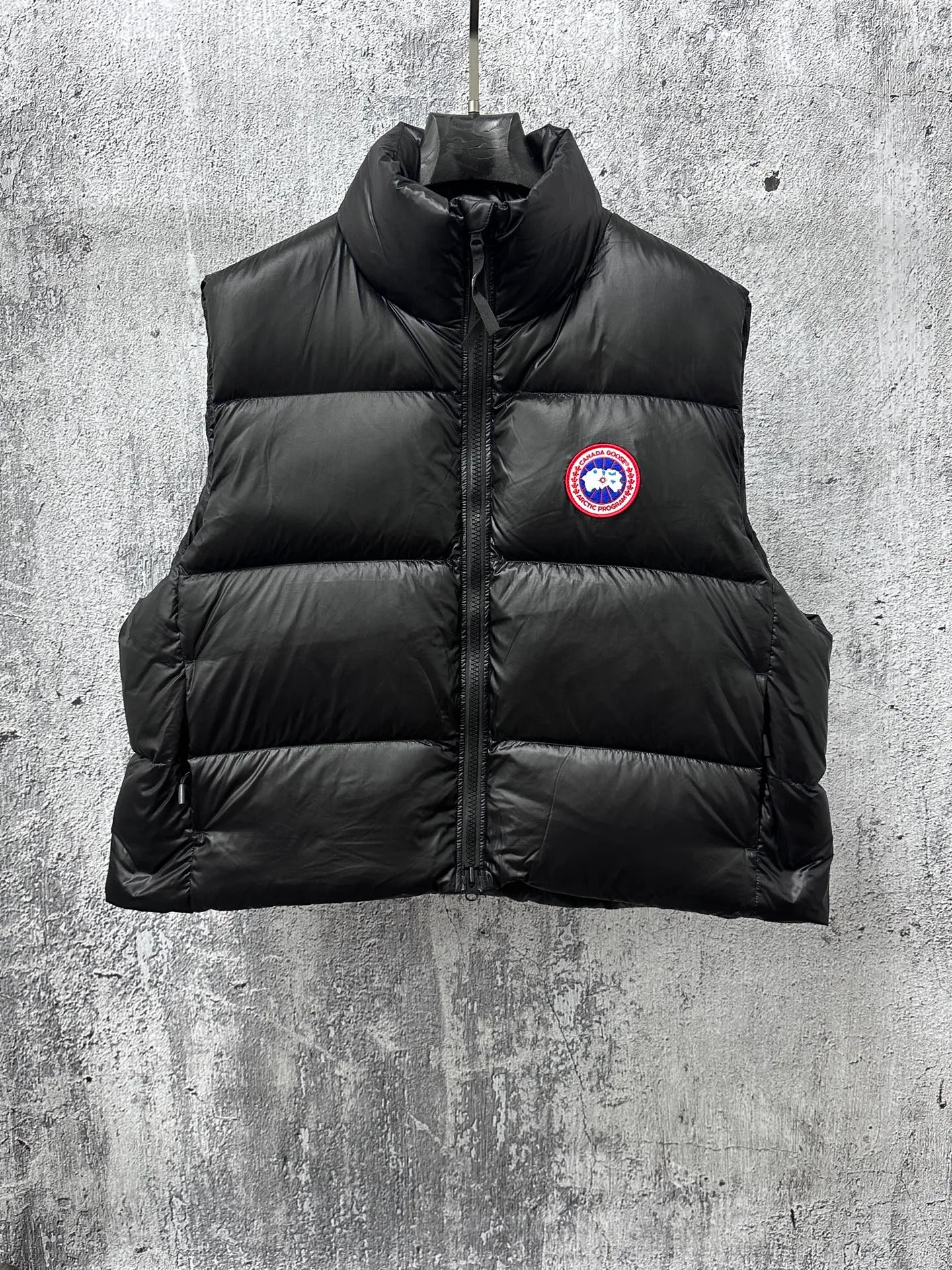 P560 [Canada Goose] Big Goose🦢Puff Down Vest has always been recognized as the warmest down jacket. Various Instagram celebrities, Internet celebrities, and celebrities often wear it for street photos. I make Canada Goose every year, but I still can't get rid of my love for it. No matter how cold the days are, there is no need to be afraid, because there is! Filled with 90% white duck down, it is the legendary warmest down jacket and is known as a must-have for Arctic outdoor sports! The most popular down jacket in the world, celebrities are rushing to buy it, it is a must-have! Size: XS-XL